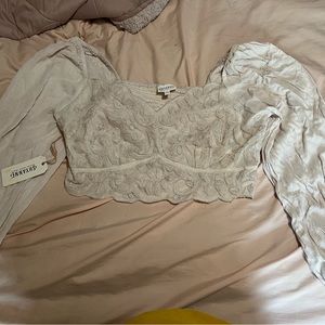 New with tags! Very cute top. Size xxl but fits closer to an XI! Off white color